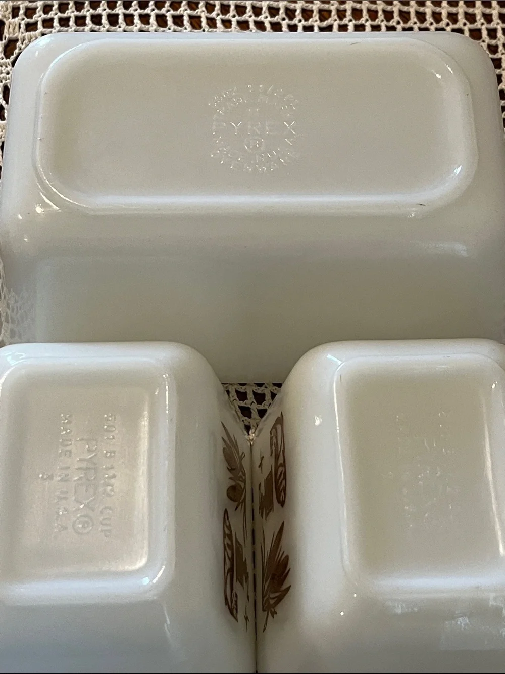 VTG Pyrex Early American White Refrigerator Dish Set of 3 w/ Ribbed Lids 501/502